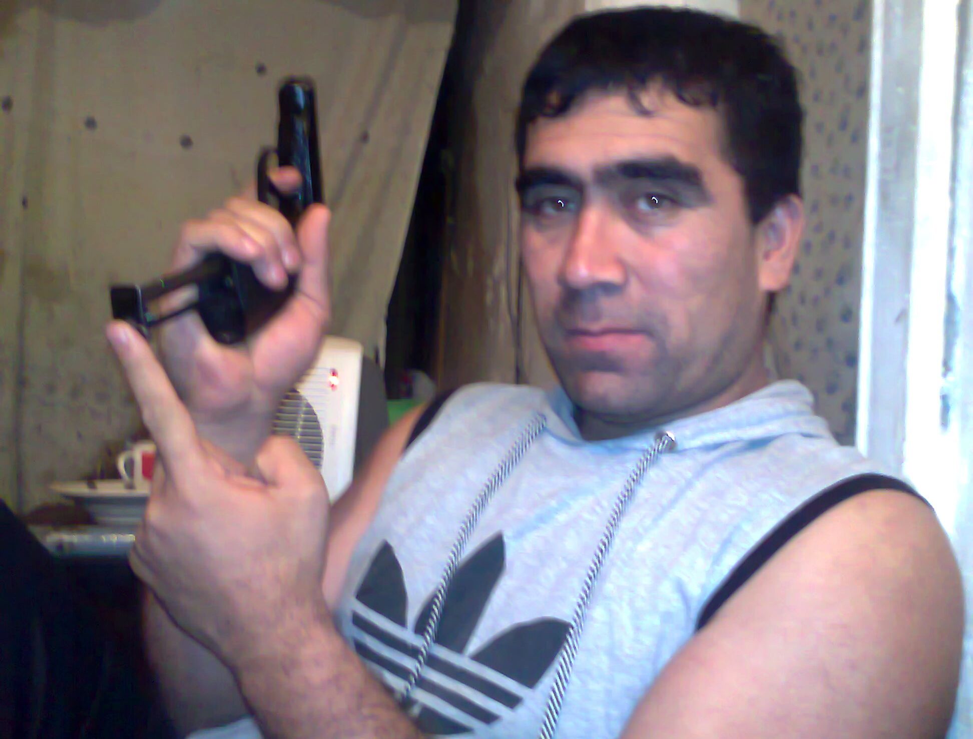 Смешные таджикские. Таджик с пистолетом