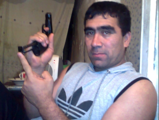 Жесткий таджикский. Таджик с пистолетом.