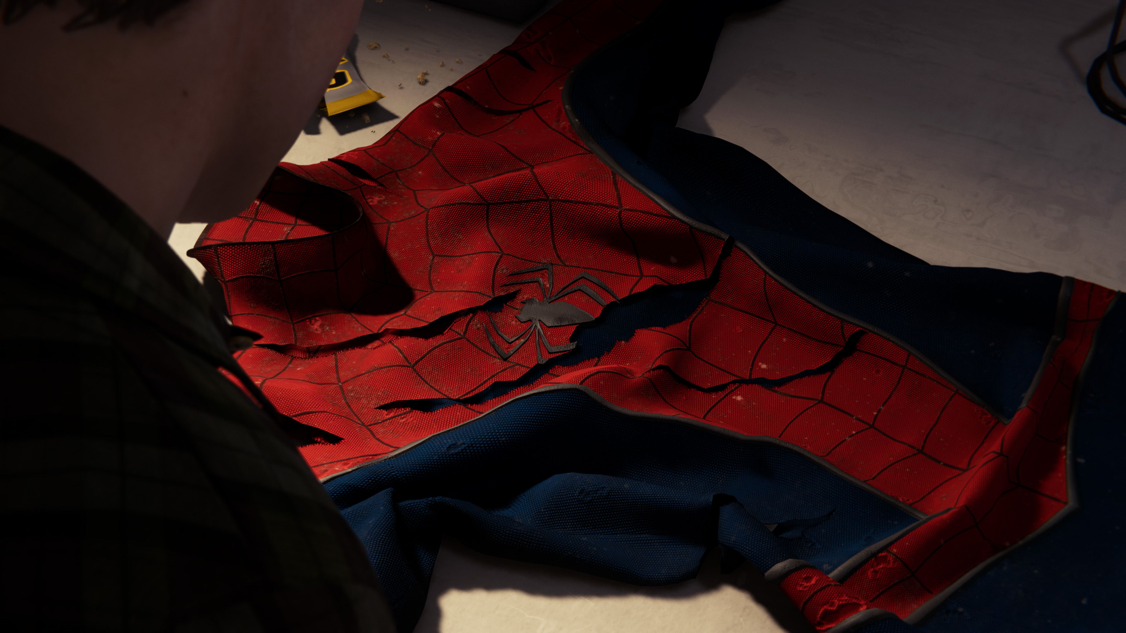 Разорванный костюм. Spider man ps4 Suit. Порванный костюм человека паука. Человек паук в рваном костюме. Человек паук с порванной маской