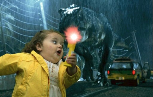 Мем девочка убегает в желтой куртке Мем девочка убегает в желтой куртке