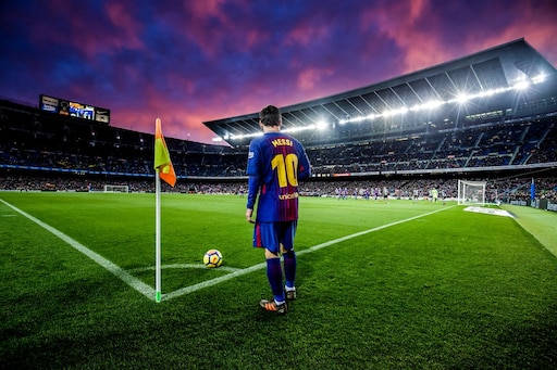 Футболисты на стадионе. Месси на Камп ноу. Messi Барселона. Стадион Камп ноу в Барселоне. Лионель Месси на Камп ноу.