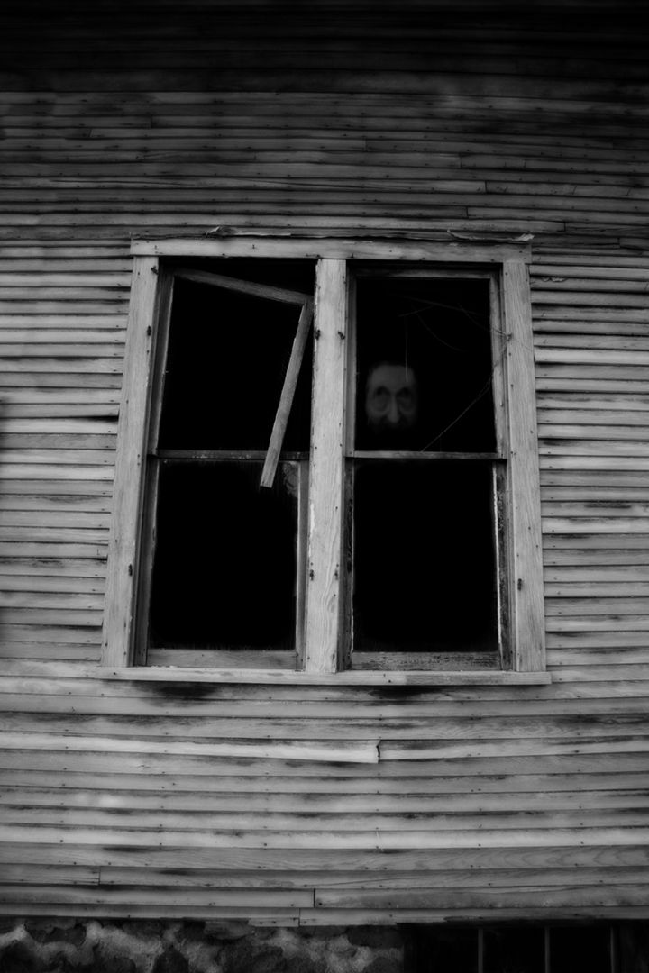 Жуткое окно. Страшшный человек в окне.